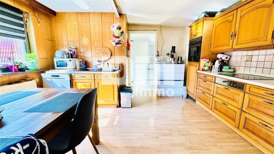 Schönes Wohnhaus mit Doppelgarage, Terrasse und Nebengelass in Traumlage - OG / DG Küche / EBK